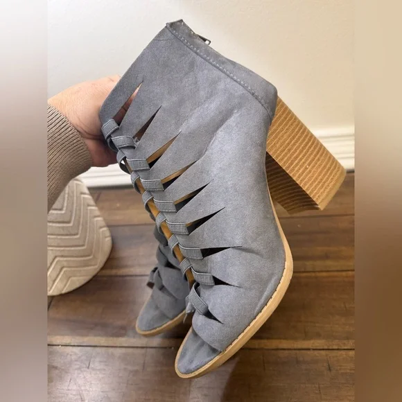 Qupid Gray Heeled Boots size 7.5 - Picture 7 of 10